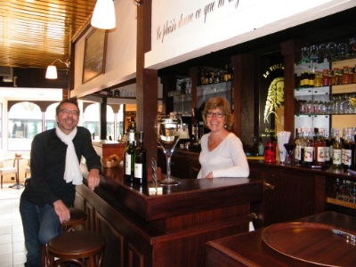 Laurent Tyrou et Nadine Farge, au bar du Voltaire. Laurent Tyrou et Nadine Farge, au bar du Voltaire.
