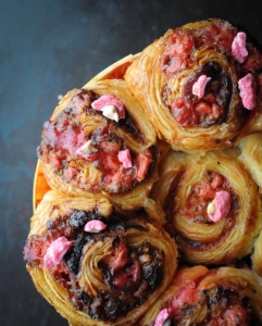 Brioche aux pralines roses.