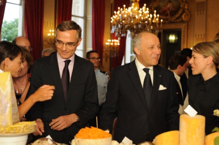 Côme de Chérisey, directeur général de Gault&Millau et Laurent Fabius, ministre des Affaires Etrangères et du Développement International, lors du lancement de l'application Artisans Métiers de Bouche au Quai d'Orsay à Paris.