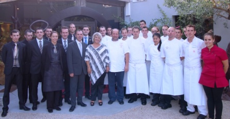 Marie-Christine et Gilles Goujon, entourés de toute l'équipe du l'Auberge du vieux puits.