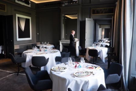 L'esprit de chaque salon (ici Vegas) : 5 tables maximum pour favoriser une belle proximité avec le client.