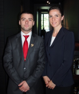 Le chef sommelier Sylvain Nicolas et l'assistante maître d'hôtel Carole Teyant.