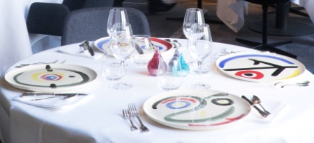Les arts de la table : une assiette en smiley, couverts en argent, ménagère en forme de goutte d'eau.