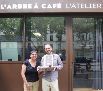 Hippolyte Courty et la designer Sylvie Amar lancent leur « Révélation », une tasse ronde en grès, pensée pour le café format expresso.