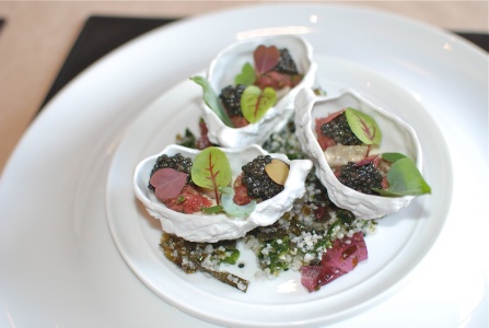 Boeuf de Bazas en fin tartare et crème d'huître, caviar d'Aquitaine et pousses d'oxalis.