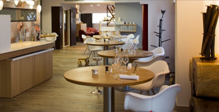 Il n'y a plus de nappes, les tables sont réalisées sur mesure en bois clair. Le magnifique couteau de Nontron 'planté' casse les codes du restaurant triple étoilé figé.