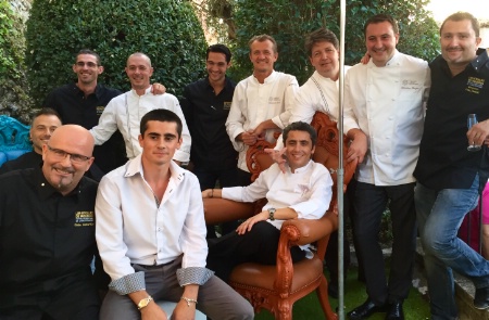 De g. à d. : au premier plan, Didier Chouteau, L'Amandier de Mougins, Morgan Aimé, La Table de Fanette, au second plan, Christophe Chiavola, Les Terrasses de l'Image, Vincent Lucas, Etincelles, Stephan Paroche, La Magnanerie, Dimitri Dufaux, Le Coin Perdu, Noël Mantel, Restaurant Mantel, Denis Fetisson, La Place de Mougins, Stéphane Lelièvre, Les Pins Penchés,Sébastien Sanjou, Le Relais des Moines, Benjamin Collombat, Côté Rue.