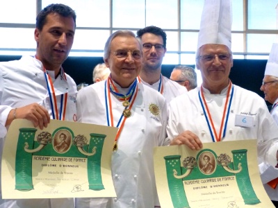 Michel Pasquet avec le duo qui a remporté le premier prix. De gauche à droite : le handballeur professionnel Frédéric Dole et le chef Jenny Jacquet. Michel Pasquet avec le duo qui a remporté le premier prix. De gauche à droite : le handballeur professionnel Frédéric Dole et le chef Jenny Jacquet.