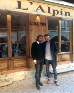 Matt Pokora (à droite) et son associé, l'ex-footballeur Fabrice Fiorèse, devant leur nouveau restaurant. Matt Pokora (à droite) et son associé, l'ex-footballeur Fabrice Fiorèse, devant leur nouveau restaurant.