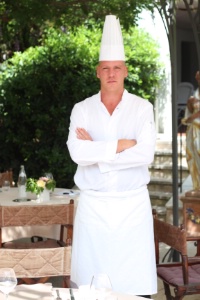 Le chef Mathieu Hericotte, présent depuis deux saisons au Mas de Chastelas, apporte une stabilité qui rassure aussi la clientèle.