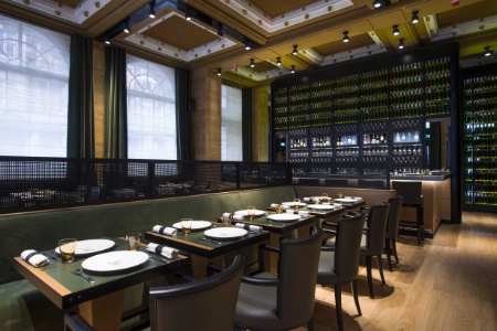 Le restaurant de 70 places avec une vingtaine supplémentaire en terrasse a conservé les codes développés par Pierre-Yves Rochon à Paris.