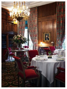 Le restaurant est divisé en 3 salles. Ici le salon Pontac et sa bibliothèque.