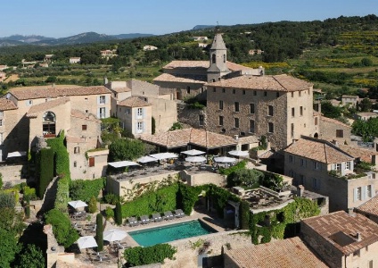 Hôtel Crillon le Brave, au Restaurant Jérôme Blanchet, chacun des ingrédients servi parcourt au plus 40 km avant d'être dégusté. Hôtel Crillon le Brave, au Restaurant Jérôme Blanchet, chacun des ingrédients servi parcourt au plus 40 km avant d'être dégusté.