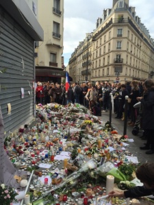 Recueillement devant le Petit Cambodge, rue Bichat. Recueillement devant le Petit Cambodge, rue Bichat.