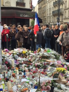 Devant le Petit Cambodge, rue Bichat. Devant le Petit Cambodge, rue Bichat.
