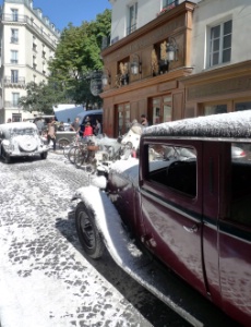 La façade du Relais de la butte est plongée dans une autre époque.