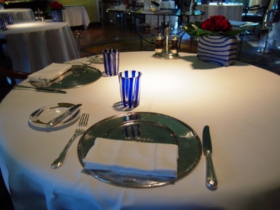 Les arts de la table : la touche locale fait son effet avec un style vénitien (bleu turquoise) pour les objets faits main.
