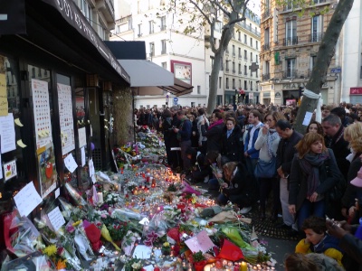Au 92 rue de Charonne les Parisiens se recueillent devant Sushi Maki et la Belle équipe