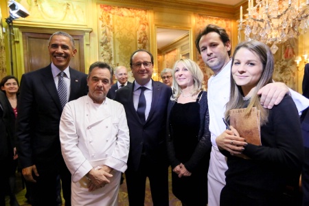 Barack Obama, Bernard Pacaud, François Hollande, Danièle Pacaud, Mathieu Pacaud et Alexia Pacaud. Barack Obama, Bernard Pacaud, François Hollande, Danièle Pacaud, Mathieu Pacaud et Alexia Pacaud.