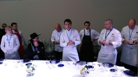 Le briefing des chefs : Christelle Brua, Nicolas Masse, Marc Veyrat, Frédéric Anton, Yannick Alléno, Alexandre Gauthier, Guillaume Gomez (Élysée) et Thierry Charrier (Quai d'Orsay).