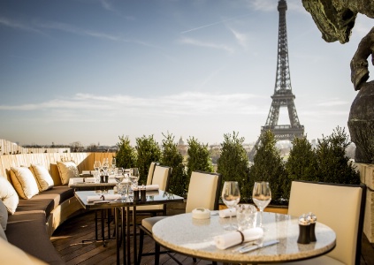 Une terrasse de 300 m2 avec vur sur la Tour Eiffel.