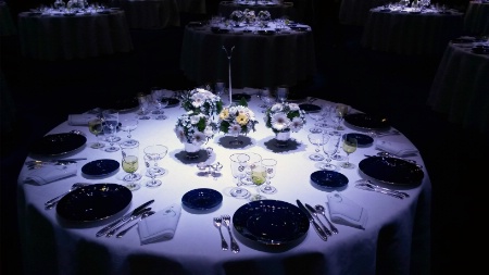 La mise en place des tables et les assiettes de l'Elysée.