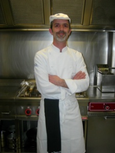 Le chef dans ses cuisines du Chat qui rit à Reynès (Pyrénées-Orientales) : 'À aucun moment je n'ai regretté ma démarche.'