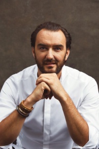 Cyril Lignac : 'Je fais la cuisine que j'aime, technique sans paraître complexe, esthétique, agrémentée de sauces et de jus travaillés sans noyer les saveurs et les textures.'