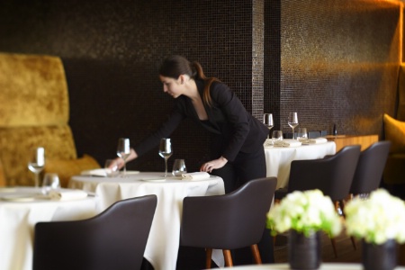 'Pour le restaurant, je voulais un endroit chaleureux, où le client se sente bien. Surtout pas un lieu ostentatoire', explique Cyril Lignac, qui a fait appel aux architectes du Studio KO.