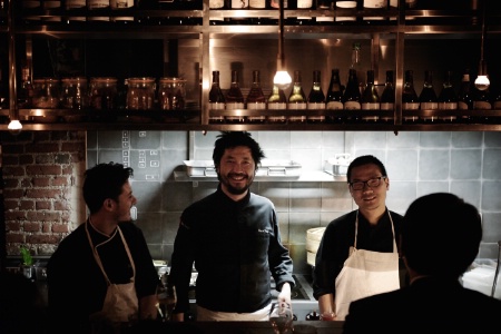 Pierre Sang Boyer et ses équipes dans l'un de ses restaurants, Paris XIe.