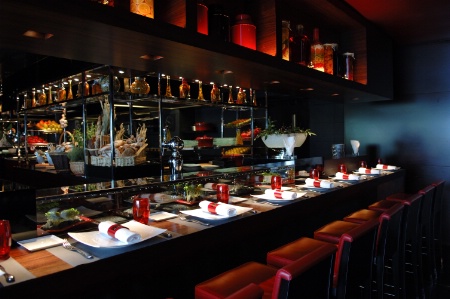 Les places au comptoir à L'Atelier de Joël Robuchon, Paris VIIIe.