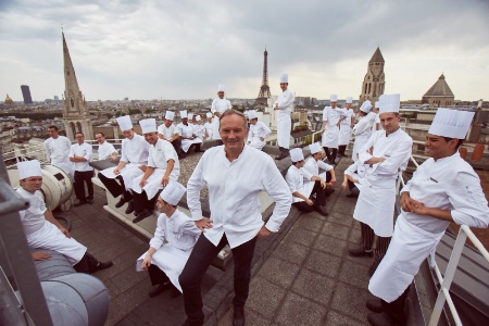 Christian Le Squer et sa brigade sur le toit du Four Seasons George V à Paris.