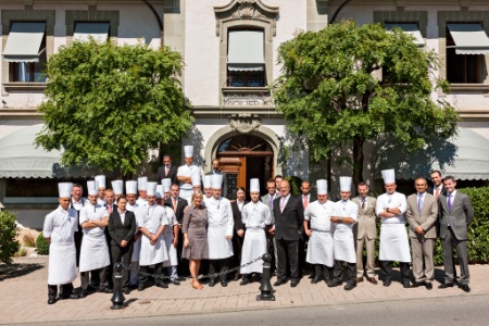 Benoît Violier, son épouse Brigitte et l'équipe du restaurant de l'Hôtel de Ville en 2012. Benoît Violier, son épouse Brigitte et l'équipe du restaurant de l'Hôtel de Ville en 2012.