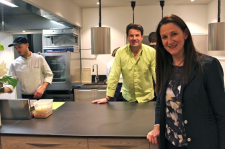 Pascal et Mathilde Favre d'Anne dans la cuisine ouverte de leur loft culinaire, à Angers (49).