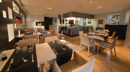 En 2012, la cuisine a été ouverte sur la salle.