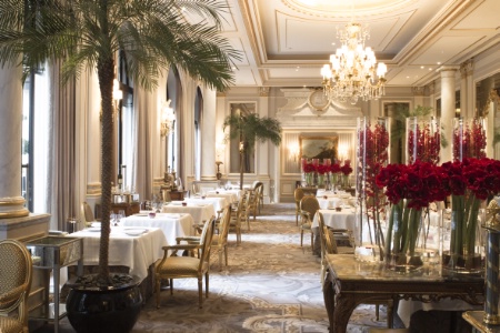 Une salle à la décoration très française qui peut accueillir jusqu'à 50 couverts.