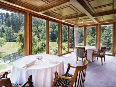 La salle de restaurant d'une cinquantaine de places s'ouvre sur la nature.