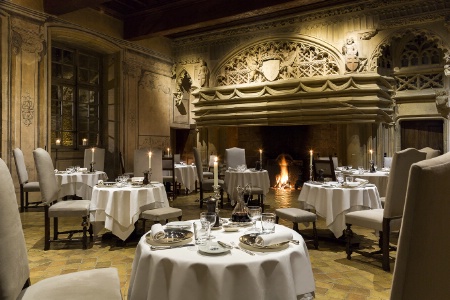 Le restaurant 1217 occupe la majestueuse salle des gardes du château.