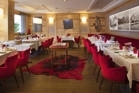 Dans un décor de bois blond, de velours rouge et d'objets souvenirs, le P'tit Polyte décline trois menus gastronomiques, à 55, 77 et 95 €