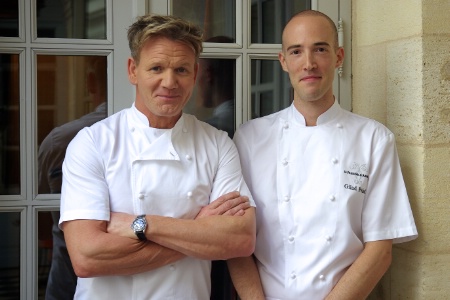 Même lorsqu'il est absent, Gordon Ramsay (à gauche) reste connecté en permanence au chef de cuisine du Pressoir d'argent, Gilad Peled.