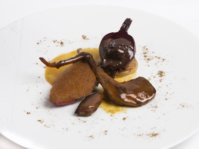 Pigeon des costieres roti/laque/navet/betterave une sauce salmis relevée d'un trait de vinaigre de barolo. Pigeon des costieres roti/laque/navet/betterave une sauce salmis relevée d'un trait de vinaigre de barolo.