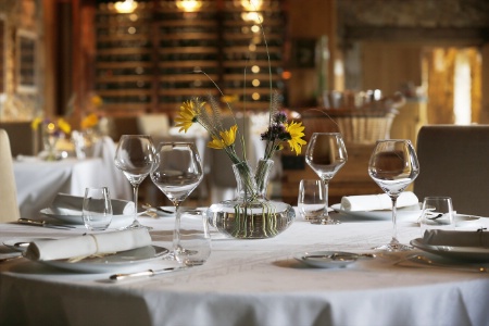 Le restaurant gastronomique Dyades fait partie du Domaine des étangs.