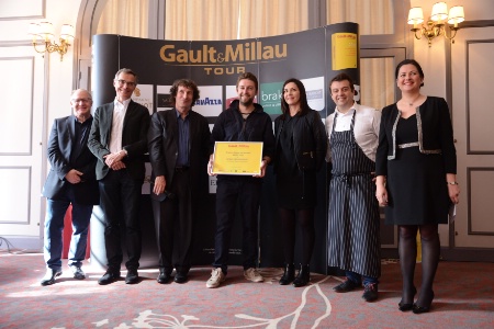 Marc Meurin, trophée Transmission, Côme de Cherisey, directeur général de Gault&Millau, Marc Esquerré, directeur du comité de dégustation tables Gault&Millau, Sébastien Porquet, trophée Le Grand de demain, Julie Domerc, Alexandre Gauthier, Cuisinier de l'année 2016 et Gault&Millau d'or, Marie-Laure Jarry, directrice commerciale, marketing et communication Gault&Millau. Marc Meurin, trophée Transmission, Côme de Cherisey, directeur général de Gault&Millau, Marc Esquerré, directeur du comité de dégustation tables Gault&Millau, Sébastien Porquet, trophée Le Grand de demain, Julie Domerc, Alexandre Gauthier, Cuisinier de l'année 2016 et Gault&Millau d'or, Marie-Laure Jarry, directrice commerciale, marketing et communication Gault&Millau.