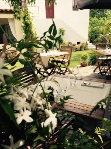 Ouvert d'avril à octobre, la plupart des services se font dans le jardin du moulin.