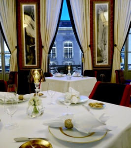 Au 1er étage de l'Intercontinental Grand Hôtel de Bordeaux, Le Pressoir d'argent déroule sa partition le soir uniquement avec une carte et un seul menu à 165 €.