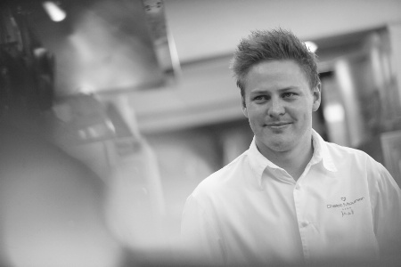 Depuis son départ d'Australie, Mathew Hegarty rêvait de l'étoile Michelin. C'est au Chalet Mounier que ce jeune chef révèle son talent.