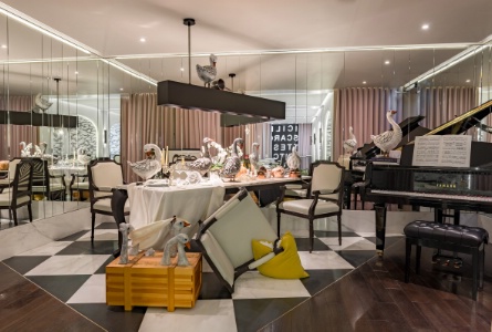 Une installation artistique « surprenant banquet et jeu de miroirs » signé Jean-François Fourtou.