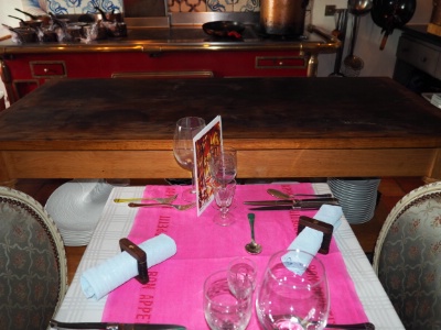 Une table contre le plan de travail...