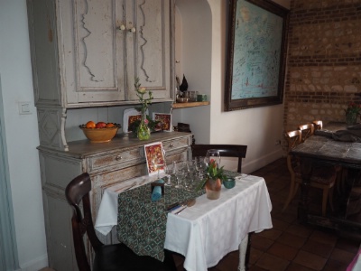Plusieurs tables installées dans la cuisine.
