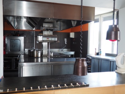 La cuisine ouverte se tient dans la salle du haut, au premier étage.